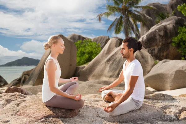 Yoga yaparken ve açık havada meditasyon mutlu çift — Stok fotoğraf