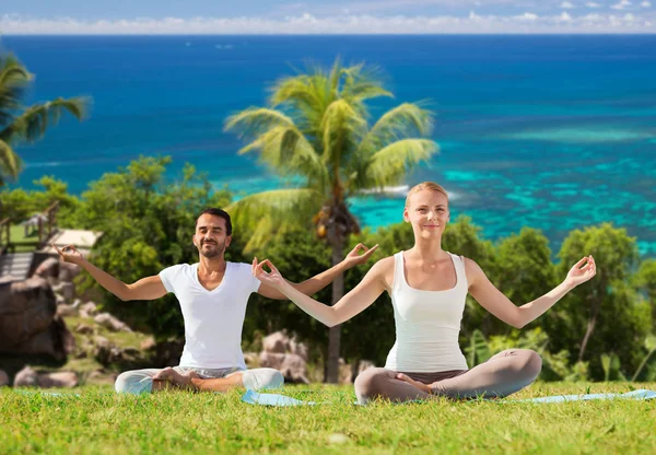 Casal feliz fazendo ioga e meditando ao ar livre Imagem De Stock