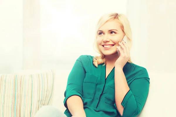 Счастливая молодая женщина звонит по смартфону дома — стоковое фото