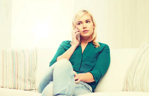 Mujer joven que llama en el teléfono inteligente en casa —  Fotos de Stock