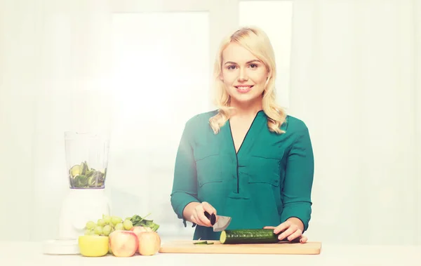 Uśmiechnięta kobieta z blendera do gotowania żywności w domu — Zdjęcie stockowe