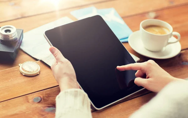 Close up of traveler hands with tablet pc and map — Stock Photo, Image