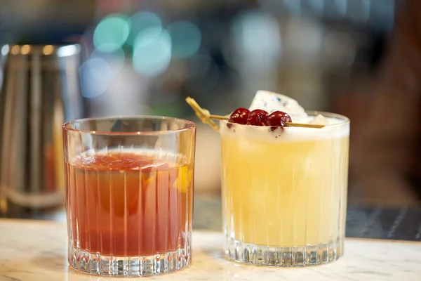Glazen cocktails in bar — Stockfoto
