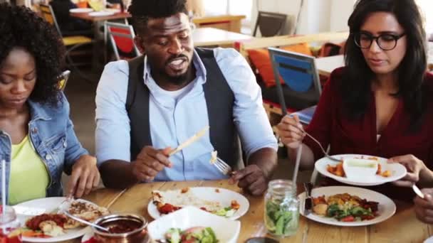 Happy přátelé, jíst a mluvit v restauraci — Stock video