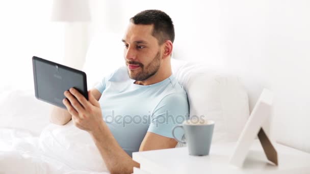 平板电脑在家里的床上喝咖啡的人 — 图库视频影像