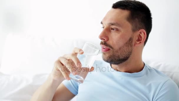 Pitná voda v posteli doma muž — Stock video