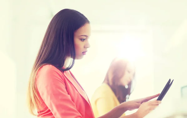 Mujer africana creativa con la tableta PC en la oficina — Foto de Stock