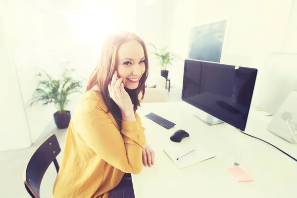 Donna d'affari che chiama su smartphone a ufficio — Foto Stock