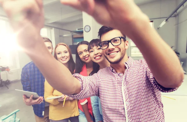 Twórczej działalności zespołu selfie w biurze — Zdjęcie stockowe