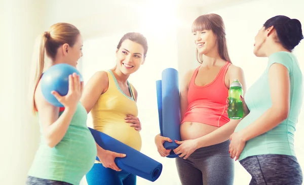 Gruppe glücklicher schwangere Frauen im Fitnessstudio — Stockfoto