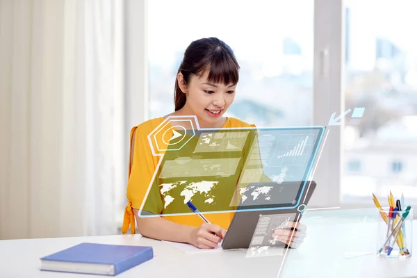 Azjatycki dama studenta z komputera typu tablet w domu — Zdjęcie stockowe