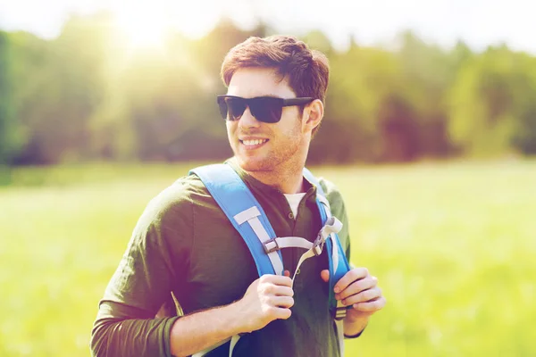 Joven feliz con mochila senderismo al aire libre — Foto de Stock