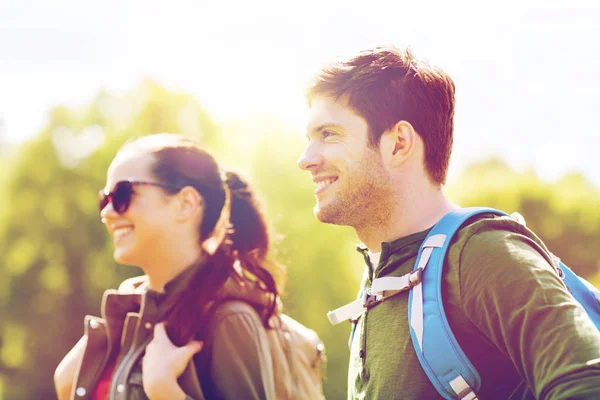 Gelukkige paar met rugzakken buiten wandelen — Stockfoto