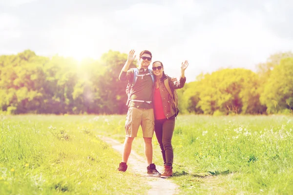 Счастливая пара с рюкзаками прогулки на открытом воздухе — стоковое фото