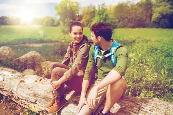 Sorrindo casal com mochilas na natureza — Fotografia de Stock