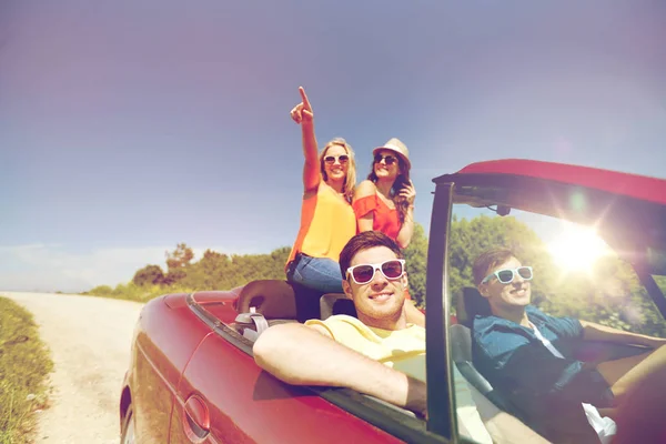 Happy vrienden rijden in auto met cabriolet op land — Stockfoto