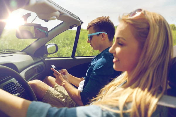 Hombre mensajes de texto en la conducción de teléfonos inteligentes en coche cabriolet — Foto de Stock