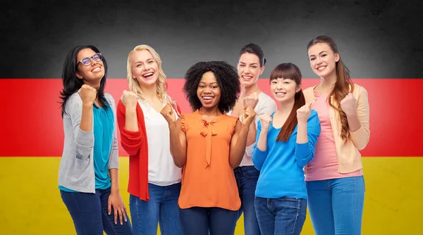 Mulheres felizes internacionais sobre bandeira alemã — Fotografia de Stock