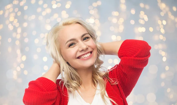 Boldog mosolygós fiatal nő piros kardigánban — Stock Fotó