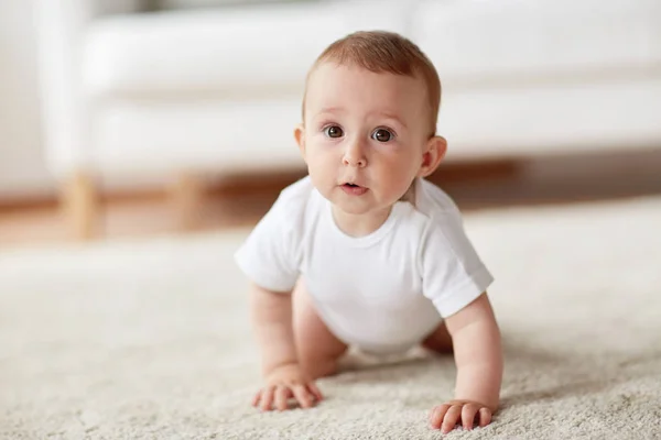 Baby in Windel krabbelt zu Hause auf dem Boden — Stockfoto