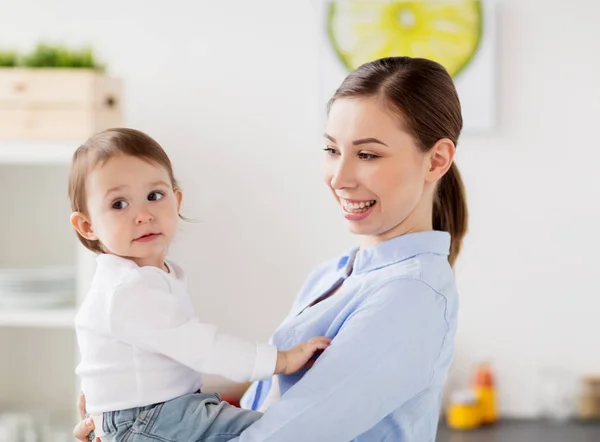 Mutlu anne ve küçük kız evde mutlular. — Stok fotoğraf