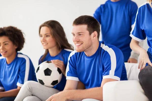 Vrienden of voetbalfans kijken thuis voetbal — Stockfoto