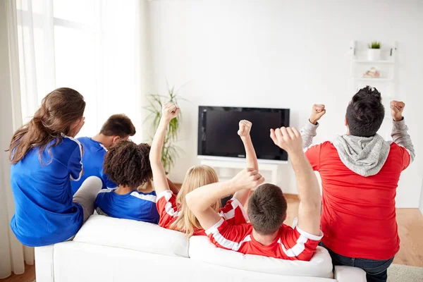 Amigos o aficionados al fútbol viendo la televisión en casa — Foto de Stock