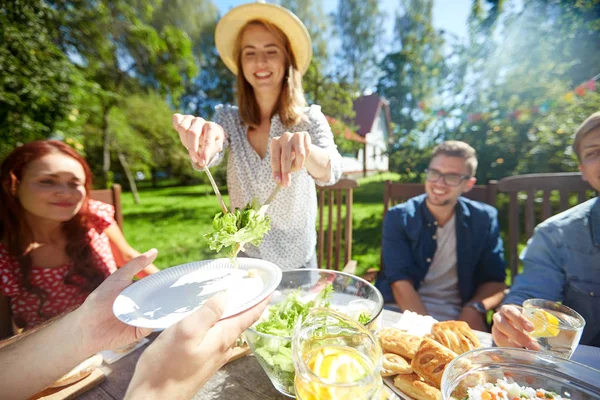 Amici felici che cenano alla festa estiva in giardino — Foto Stock