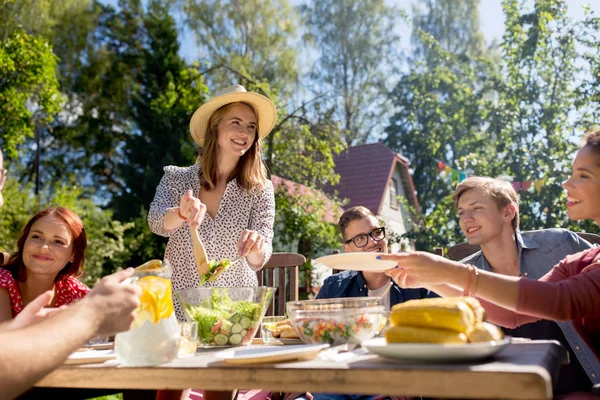 Glückliche Freunde beim Abendessen bei sommerlicher Gartenparty — Stockfoto