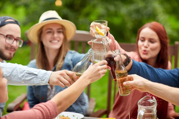 Happy přátelé s nápoji na letní zahradní slavnost — Stock fotografie