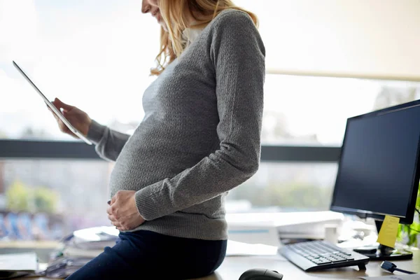 Empresaria embarazada con tableta pc en la oficina — Foto de Stock