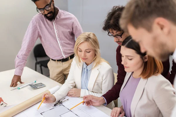 Wirtschaftsteam diskutiert im Büro über Hausprojekt — Stockfoto