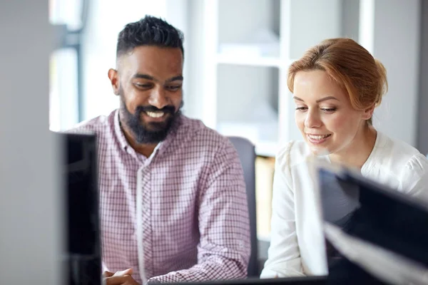 Zufriedenes Geschäftsteam im Büro — Stockfoto