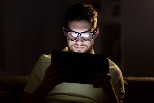 Jovem com tablet pc rede à noite — Fotografia de Stock