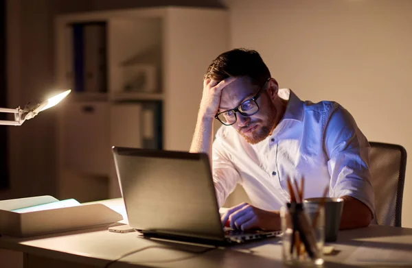 Бізнесмен з мисленням ноутбука в нічному офісі — стокове фото