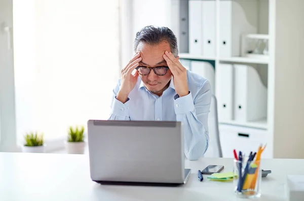 Om de afaceri în ochelari de vedere cu laptop la birou — Fotografie, imagine de stoc