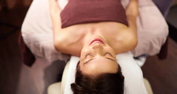 Gelukkig jong vrouw liggend in spa of massage salon — Stockfoto