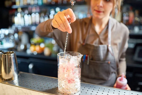 调酒师鸡尾酒搅拌器与玻璃在酒吧 — 图库照片