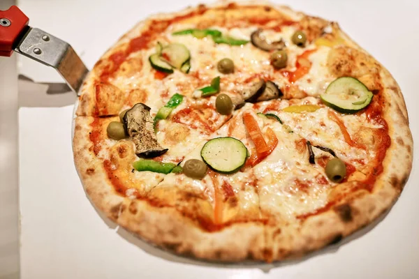 Pizza pizzacı, kabuğu üzerinde kapat — Stok fotoğraf