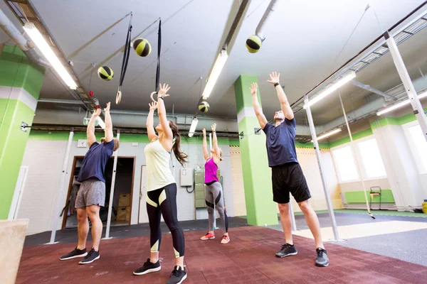 Gruppo di persone con allenamento di palline mediche in palestra — Foto Stock