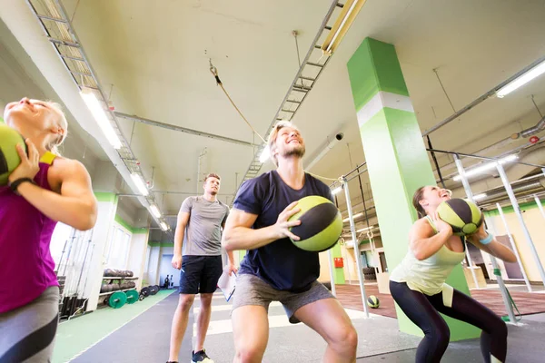 Grupp av personer med medicin bollträning i gym — Stockfoto