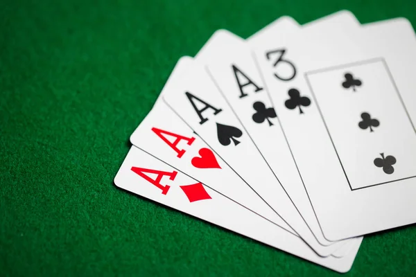 Mão de poker de jogar cartas no pano de casino verde — Fotografia de Stock