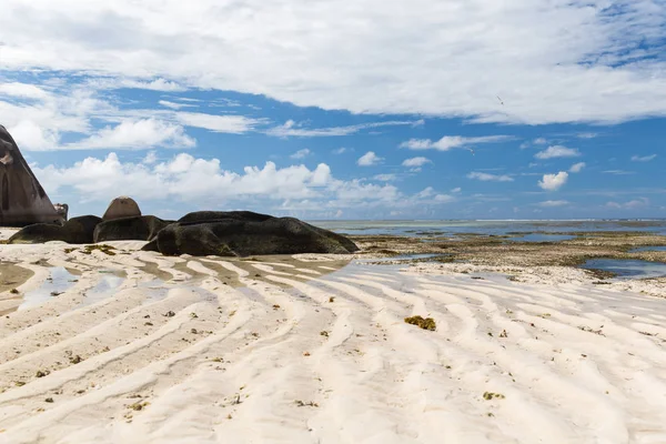 Klippor på seychelliska ön stranden i Indiska oceanen — Stockfoto