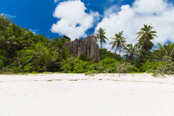 Tropischer Inselstrand auf den Seychellen — Stockfoto