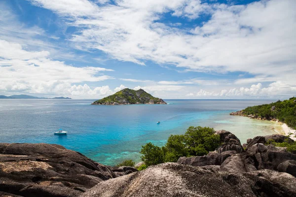 Island and boats in indian ocean on seychelles — Stock Photo, Image