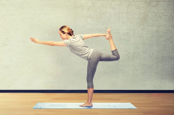 Frau macht Yoga in Tanzpose auf Matte — Stockfoto