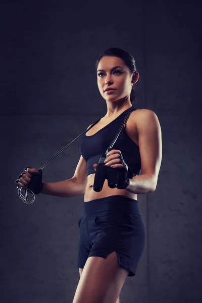 Молодая спортивная женщина с скакалкой — стоковое фото