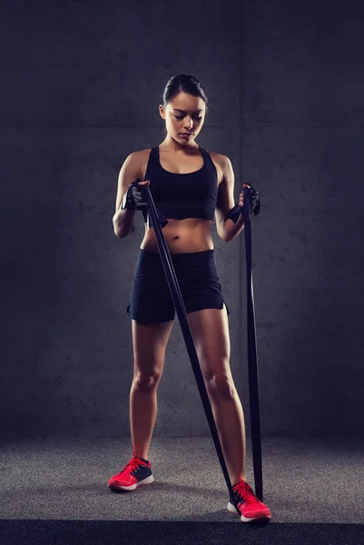 Spor salonunda egzersiz genişletici kadınla — Stok fotoğraf