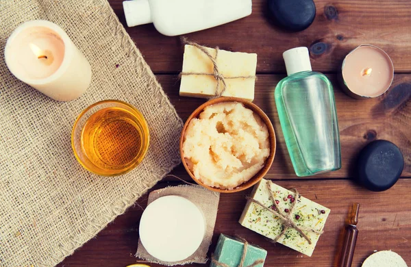 Gros plan des produits cosmétiques pour le corps sur le bois — Photo