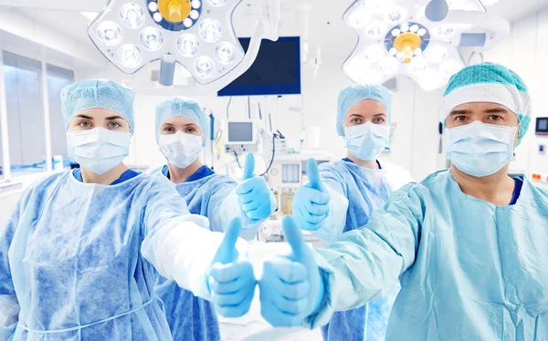 병원 수술 실에서 외과 의사의 그룹 — 스톡 사진